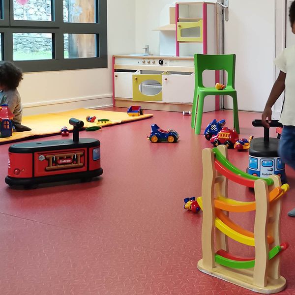 Jeux libres au Relais Petite Enfance de Brétigny-sur-Orge avec Céline, assistante maternelle agréée